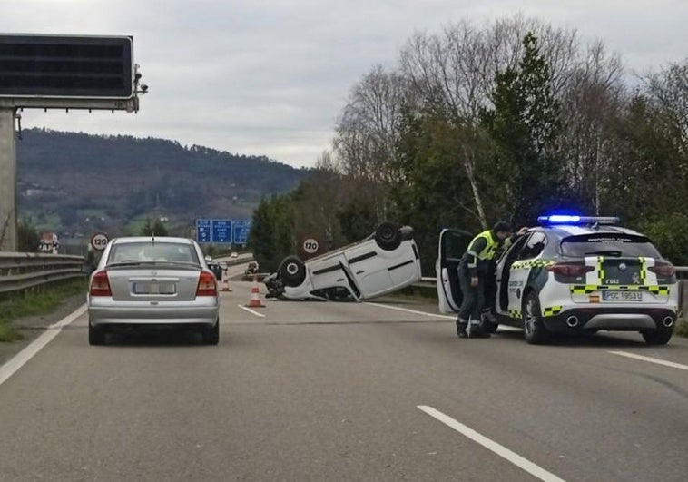 Un herido en un accidente entre una furgoneta y un turismo cerca de Parque Principado